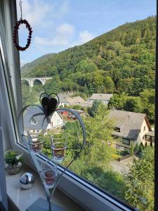 ein Fenster mit Weingläsern und Blick auf eine Brücke in der Unterkunft fewo-Maik in Willingen