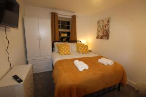 1 dormitorio con 1 cama con 2 toallas en Pavement House en Sutton in Ashfield