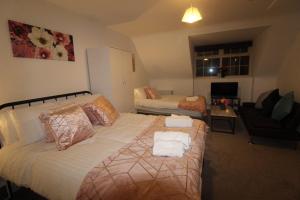 um quarto com uma cama e uma sala de estar em Pavement House em Sutton in Ashfield