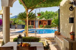 Bazén v ubytování Finca Son Macia, amplia piscina, jardines en Selva, cerca de playas nebo v jeho okolí