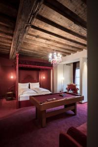 A bed or beds in a room at Altstadthotel Weisses Kreuz