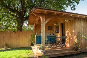 Zahrada ubytování Joli chalet en bois à 7 mn des plages du Bassin d'Arcachon + 5 fotografií