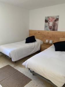 Łóżko lub łóżka w pokoju w obiekcie Casa Karodan