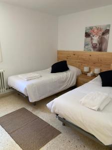 Łóżko lub łóżka w pokoju w obiekcie Casa Karodan