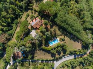 una vista aérea de una mansión con piscina en Monteaperto, en Barberino di Mugello