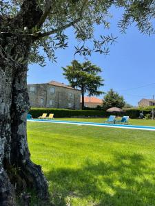 Um jardim no exterior de Casa da Cerca