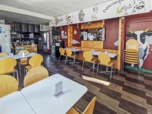 Un restaurante u otro lugar para comer en Hotel des Alpes Bulle center