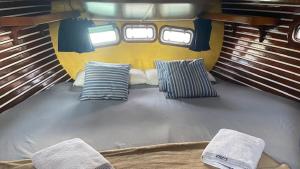 Posezení v ubytování Spacious and cozy caribbean boat in Barcelona with tour option