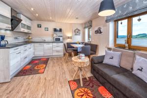 cocina y sala de estar con sofá y mesa en Haus Gorbach, en Oberstaufen