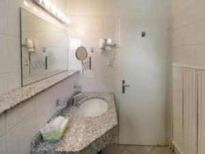 Ein Badezimmer in der Unterkunft Hotel des Alpes Bulle