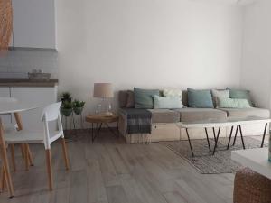 A seating area at Precioso Apartamento a 20 metros del mar