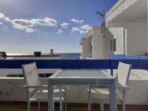 A balcony or terrace at Precioso Apartamento a 20 metros del mar