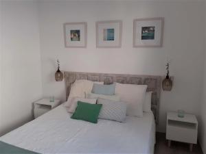 A bed or beds in a room at Precioso Apartamento a 20 metros del mar