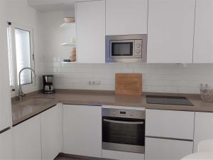 A kitchen or kitchenette at Precioso Apartamento a 20 metros del mar