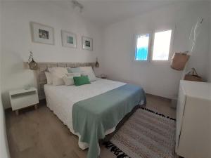 A bed or beds in a room at Precioso Apartamento a 20 metros del mar