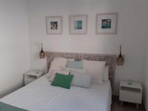 A bed or beds in a room at Precioso Apartamento a 20 metros del mar