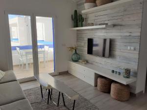 A seating area at Precioso Apartamento a 20 metros del mar
