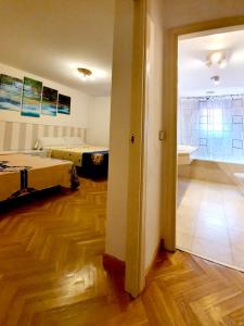 ein leeres Zimmer mit 2 Betten und einem Badezimmer in der Unterkunft FUENCARRAL BARCELO Apartaments PARKING TPH in Madrid