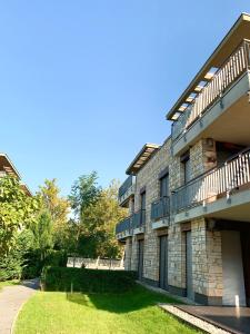 - un grand bâtiment en briques avec un balcon sur le côté dans l'établissement Lakeview apartment with big terrace, à Zamárdi