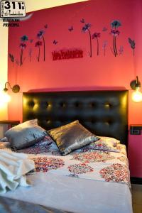 a bedroom with a large bed with a red wall at Apartamento Cerca Al Parque Del Cafe con piscina in Montenegro