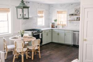 a kitchen with a table with chairs and a stove at Guesthouse Charleston EAST 42 D in Charleston