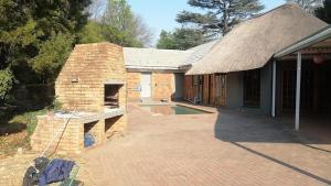 Casa de ladrillo con chimenea y patio en NTUMBA VILLA, en Vereeniging