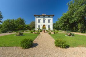 una casa blanca con un jardín delante de ella en Villa Teresa, en Cavriglia