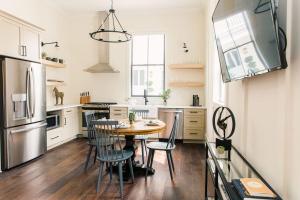 a kitchen with a table and chairs in it at Guesthouse Charleston EAST 46 E in Charleston