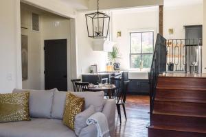 a living room with a couch and a kitchen at Guesthouse Charleston EAST 46 F in Charleston