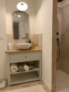 W łazience znajduje się umywalka i lustro. w obiekcie L'oustaou d'Arles w mieście Arles