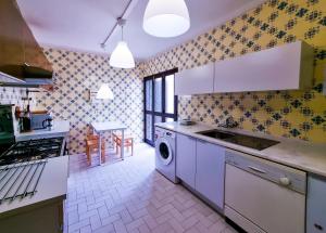 eine Küche mit Spüle und Geschirrspüler in der Unterkunft FLH Monte Gordo Family Flat with Terrace in Monte Gordo