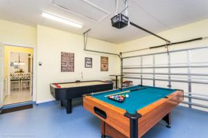 - une salle de billard avec un billard dans l'établissement Fantastic 4 BR Home With Private Pool & Spa 137MH villa, à Haines City