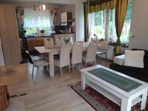 sala de estar con mesa de comedor y sillas en GÓRSKI PROMYK, en Stronie Śląskie