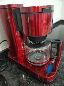 een rood koffiezetapparaat op een aanrecht bij Barcia 3 in Pontevedra