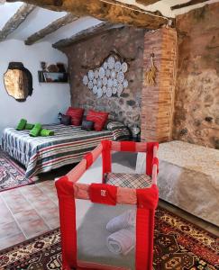 1 dormitorio con 1 cama en una habitación en Vivelorural, en Cuevas Labradas