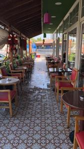 ein Restaurant mit Tischen, Stühlen, Tischen und Stühlen in der Unterkunft OFURO WORLD HOTEL SPA in Izmir