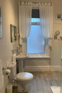 bagno con servizi igienici, lavandino e finestra di The Gaydon a Lytham St Annes