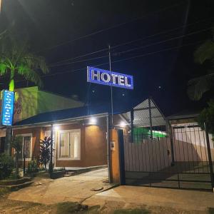 una señal de hotel frente a un edificio por la noche en Mis Casitas en Chajarí