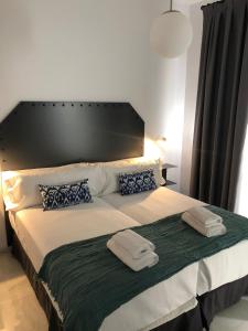 A bed or beds in a room at Hostal Hom Museo