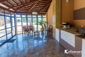 Kalamari Beach Hotel في أكويراز: مطبخ مع كونتر وطاولة وكراسي