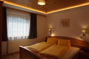 a bedroom with a large bed with a window at Komfort Appartements Talbach in Hippach