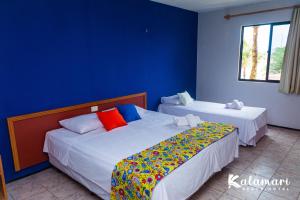 Säng eller sängar i ett rum på Kalamari Beach Hotel