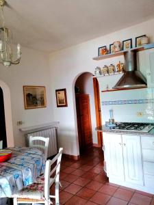 kuchnia i jadalnia ze stołem i kuchenką w obiekcie Villa Perla w mieście Capoliveri