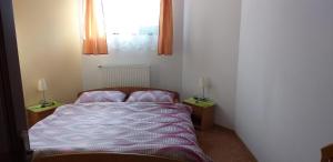 Posteľ alebo postele v izbe v ubytovaní Apartamenty u Ani