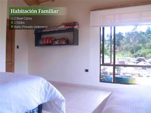 蒙圭的住宿－VILLA CUCHA，一间卧室设有一张床和一个美景窗户。