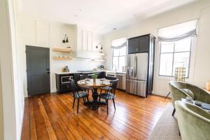a kitchen with a table and chairs in a room at Guesthouse Charleston EAST 46 G in Charleston