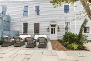 a group of wicker chairs in front of a house at Guesthouse Charleston EAST 46 G in Charleston