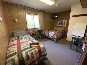 Postel nebo postele na pokoji v ubytování Denali RV Park & Motel