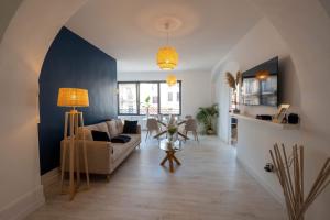 滨海布洛涅LE BALCON DE NOTRE DAME的客厅里有一张沙发和一张桌子。