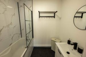 滨海布洛涅LE BALCON DE NOTRE DAME的带浴缸、水槽和镜子的浴室 更多12张照片